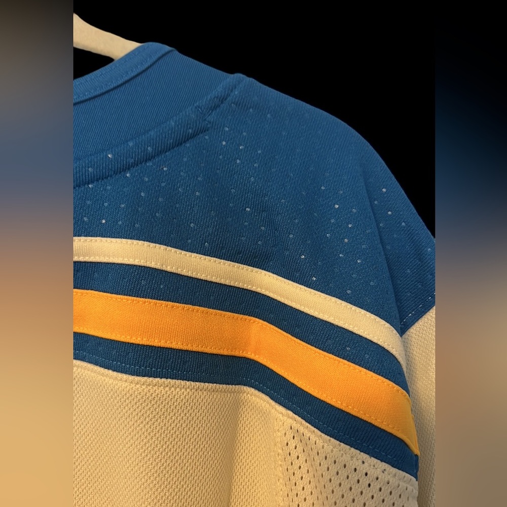 *SOLD* Men’s St. Louis Blues Winter Classic Hockey Jersey - Picture 12 of 14